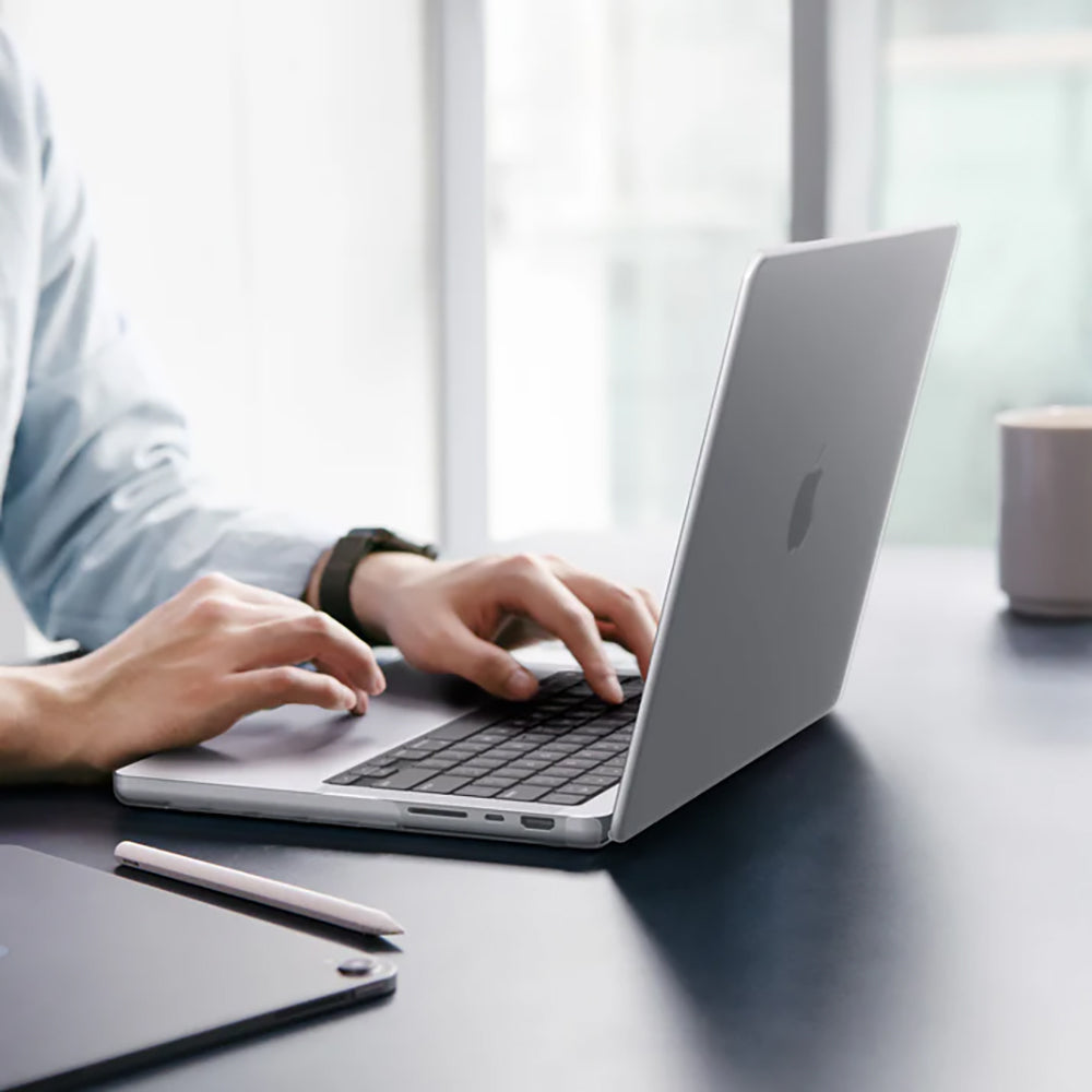 Калъф Spigen Airskin за Apple MacBook Pro 16 инча (2026) / (2024) / (2023) / (2021), Прозрачен матов ACS11526