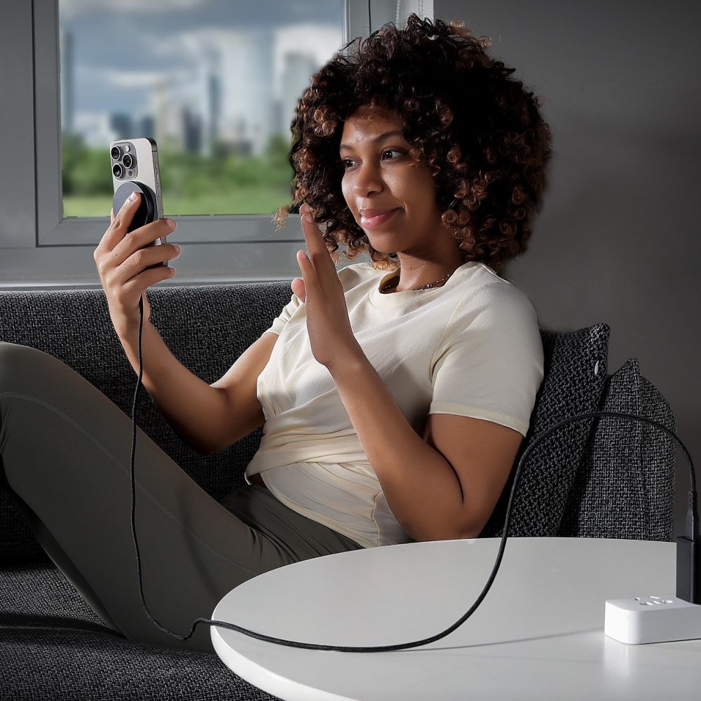 Безжично зарядно устройство за мрежа ESR HaloLock, 15W, 1.67A, Черно